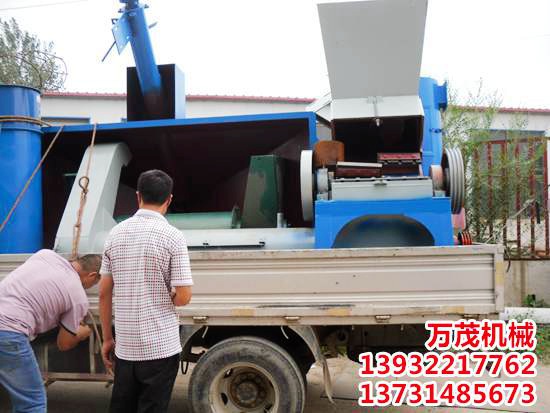 60型破碎機(jī)裝車(chē)