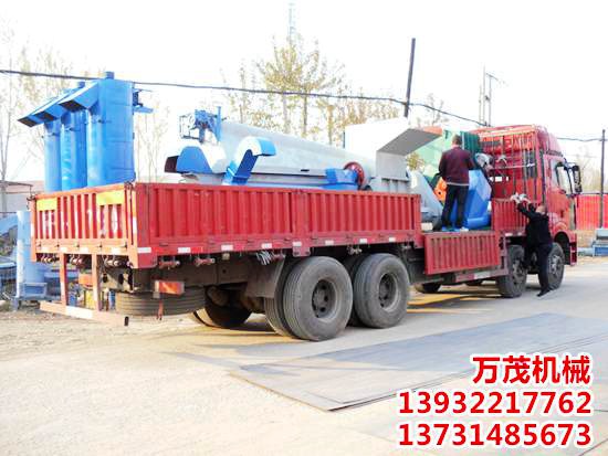 80型聚酯破碎機(jī)裝車(chē)